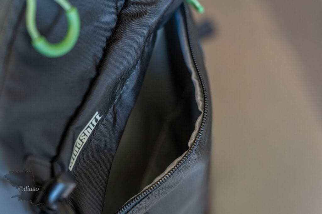 Mindshift GearのBack light18L前面収納部