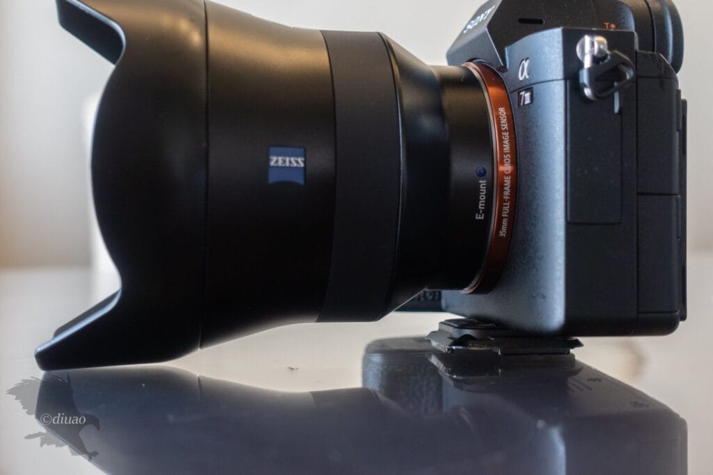 レンズフード付きのZeissのBatis18をSONYのα7Ⅲに装着