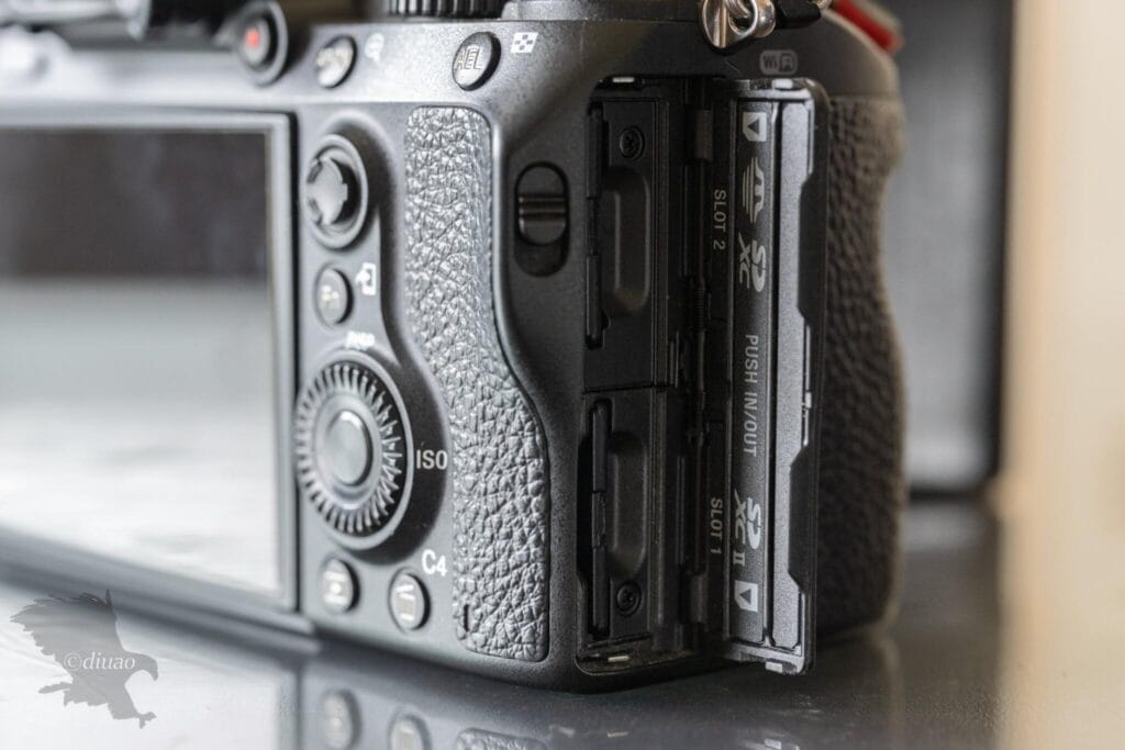 α7Ⅲのメディアスロット部開口