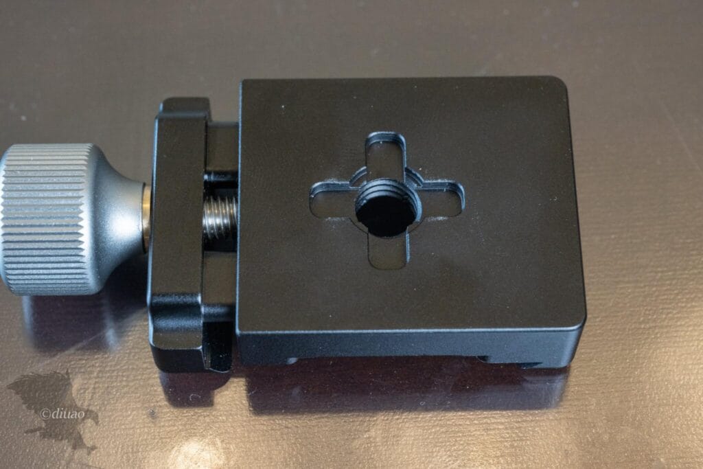LeofotoのクランプDC-38の裏側