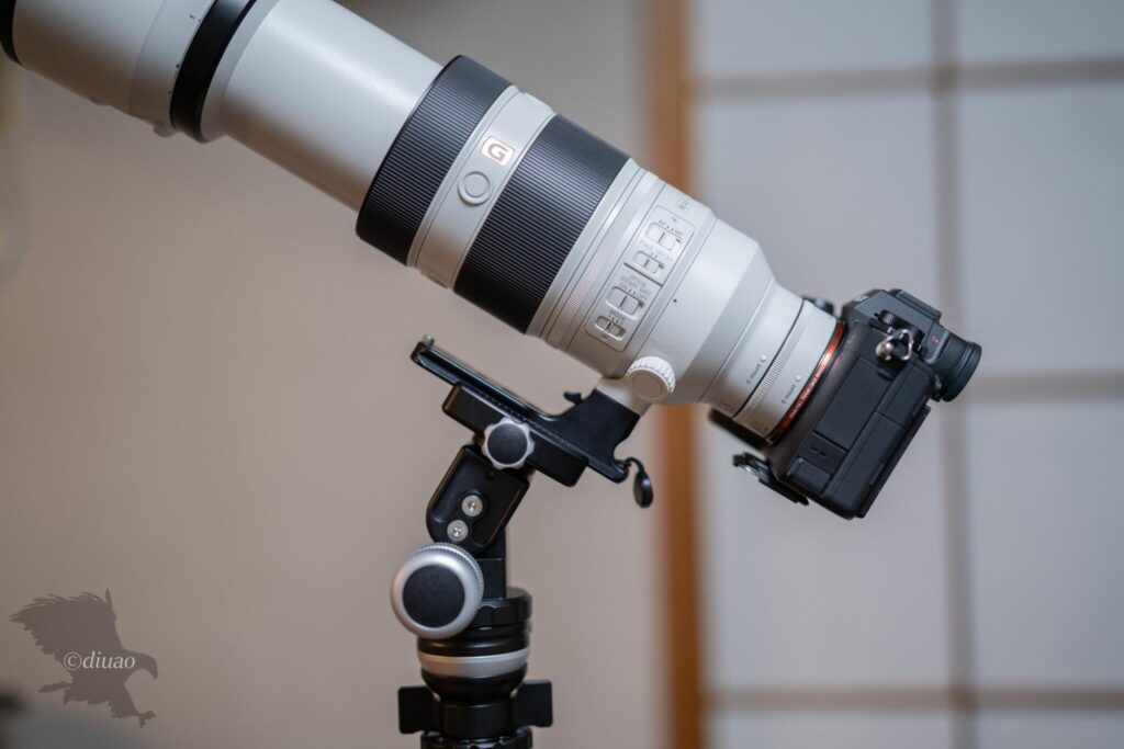 KIRKの一脚用雲台MPA-2Rを望遠レンズを付けてフリーに動かせる締め付け具合の限界傾け具合