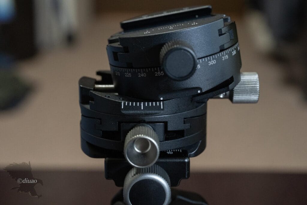 Leofotoのギア雲台G2を下向きにティルトさせた場合のクランプ部を側面から撮影