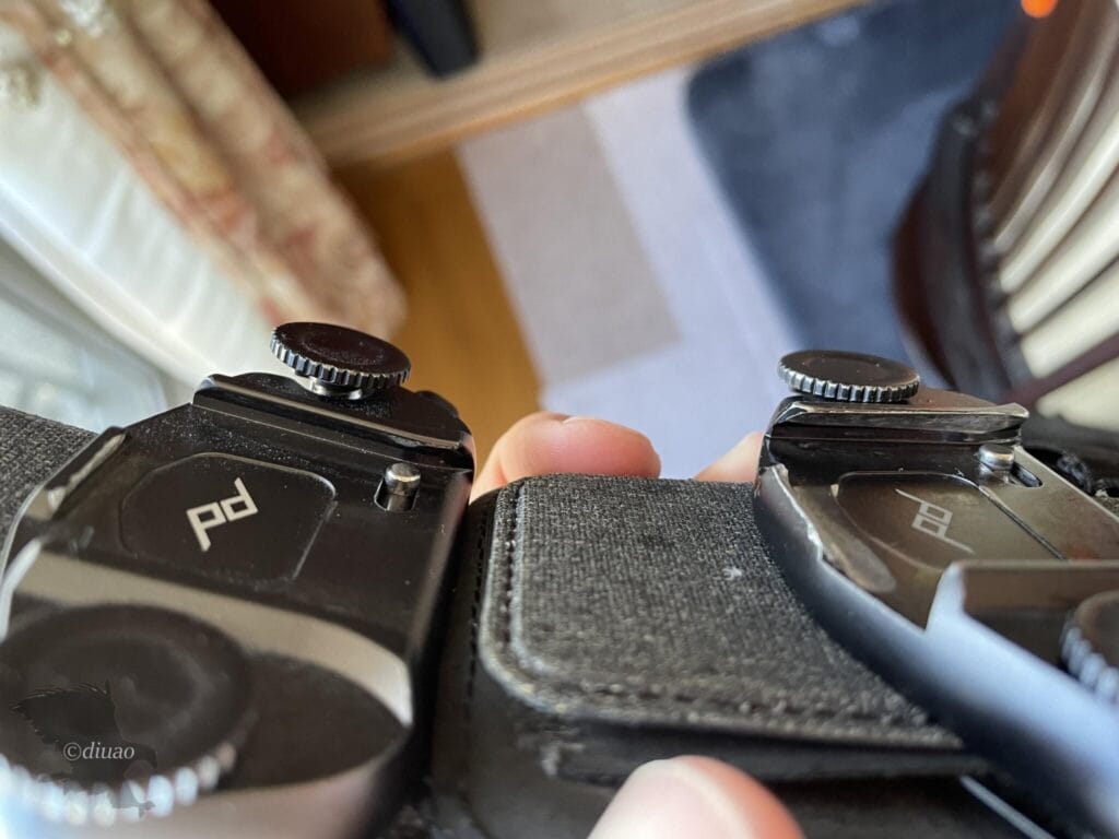 4年使用しすり減ったPeak DesignのCaptureと新品に近いCaptureの比較