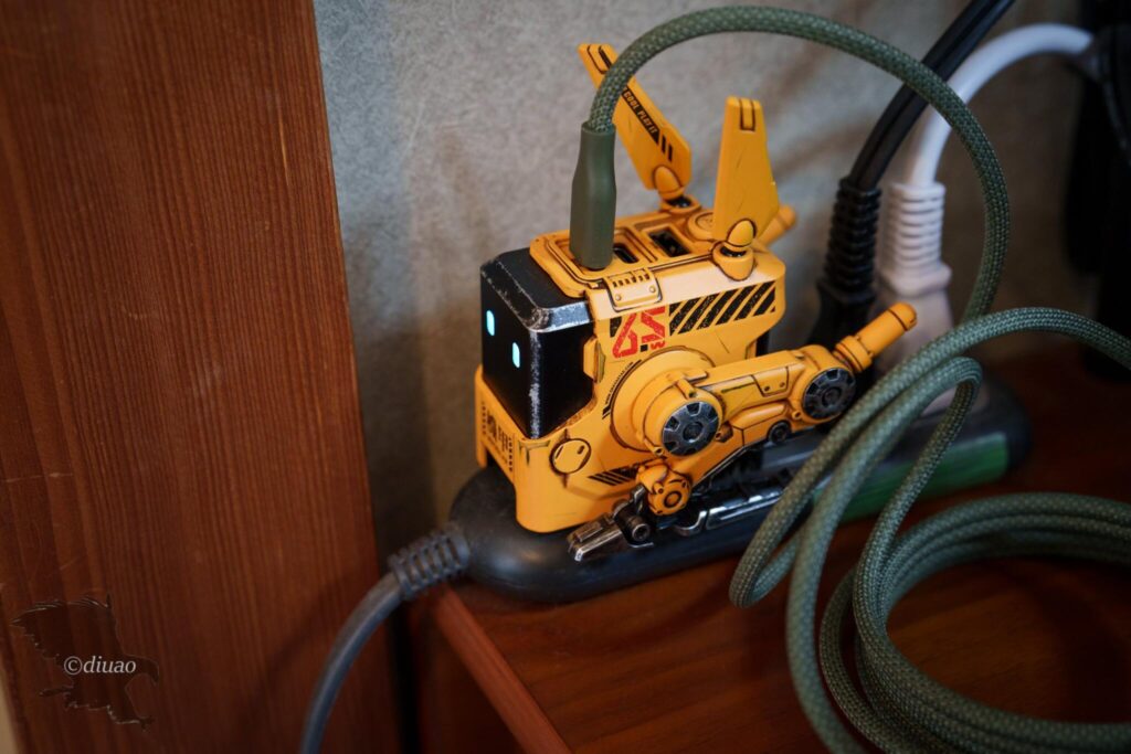 GravaStar ALPHA65の充電中の側面