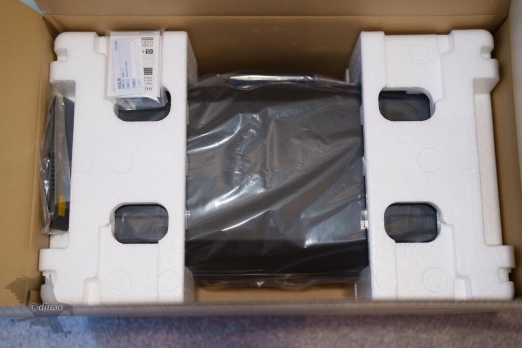 SEL600F40GMを梱包した段ボールを開封した様子