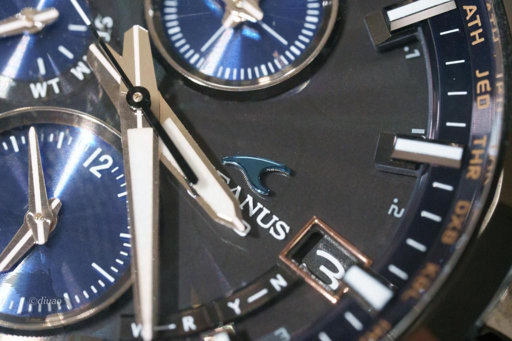 SEL100M28GMで撮影した時計のロゴ