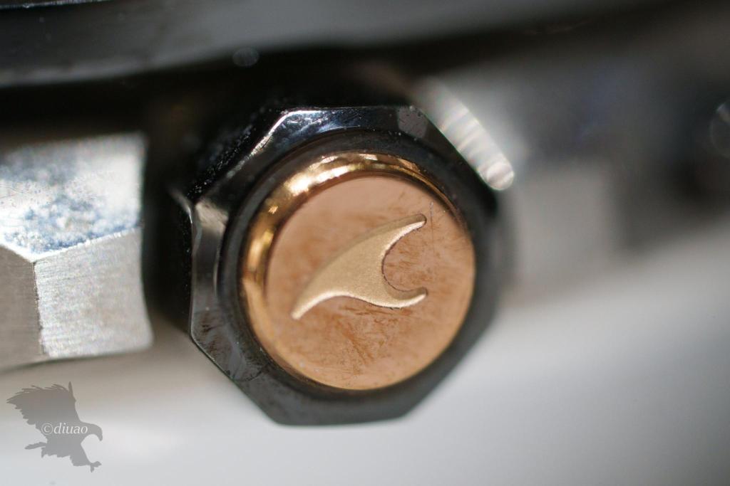 SEL100M28GMとSEL20TCで撮影した時計のノブ