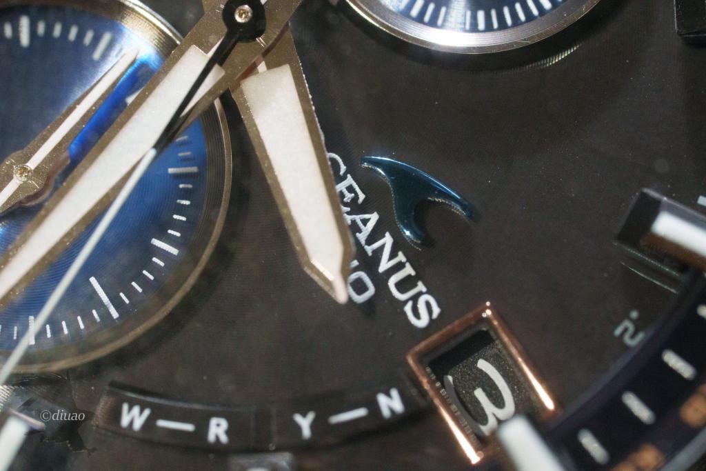 SEL100M28GMとSEL20TCで撮影した時計のロゴ