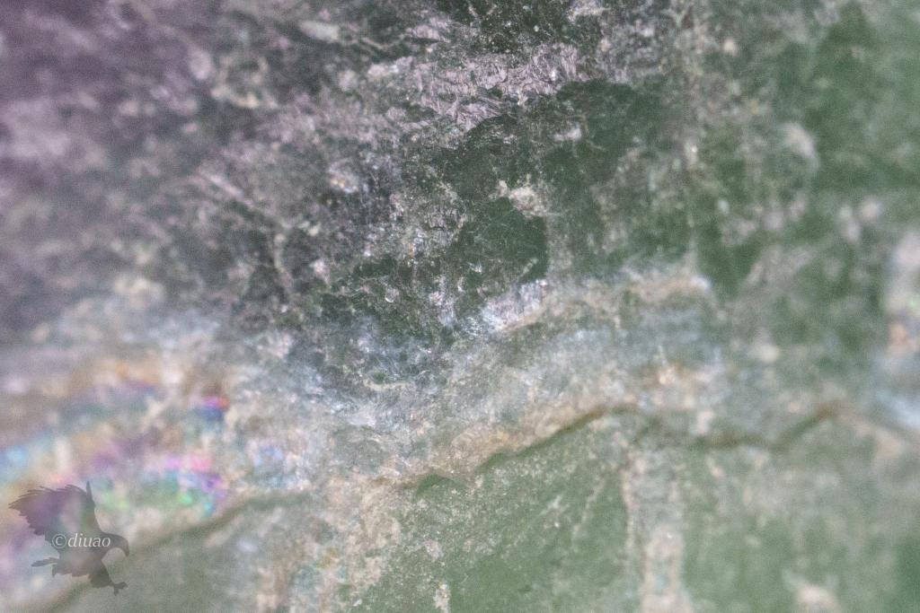 SEL100M28GMとSEL20TCで撮影した鉱石を拡大したもの