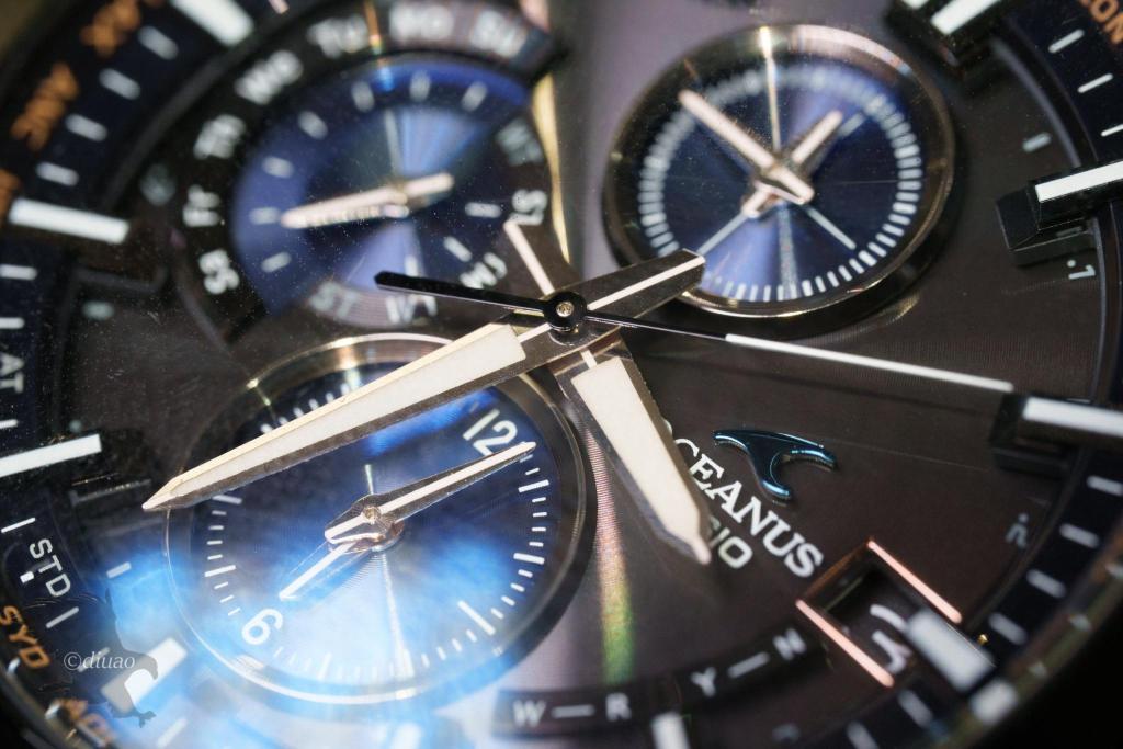 SEL100M28GMで撮影した時計（ロゴ付近にピント合わせ）