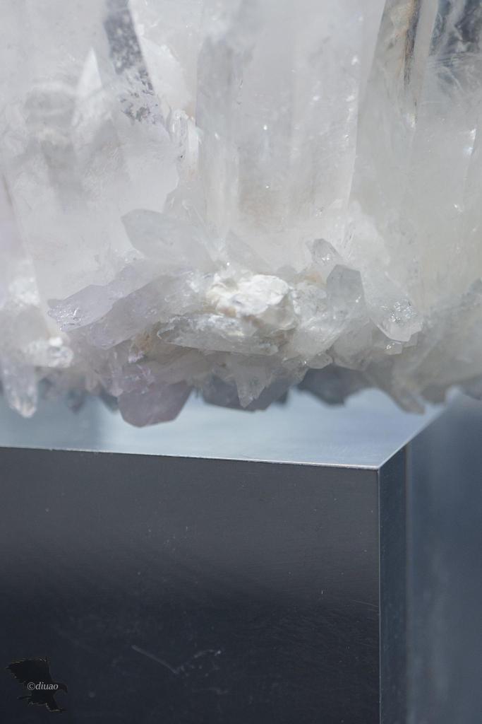 SEL100M28GMで引きで撮影した鉱石を拡大したもの