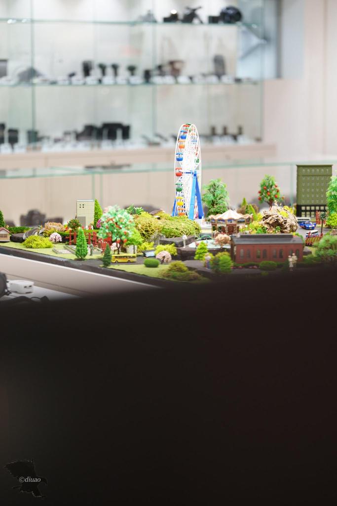 SEL100M28GMで引きで撮影した店内のミニチュア