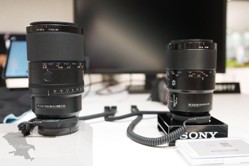 SEL100M28GMとSEL90M28Gを並べて撮影